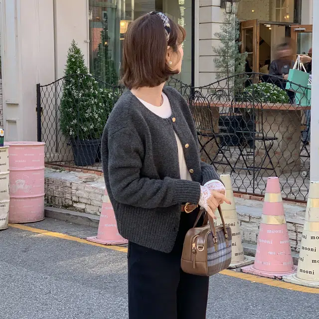 法儿家 柔软时光 小个子短款舒适长袖单排扣针织衫 女款 花灰色