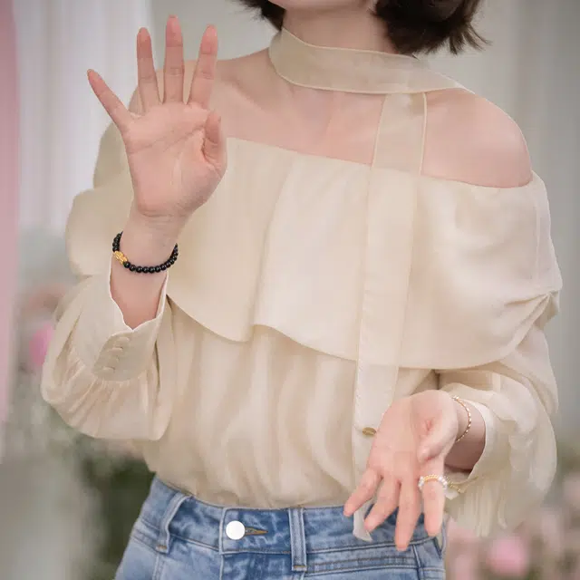 法儿家 心动约会早春韩系飘带设计感一字肩上衣衬衫 女款