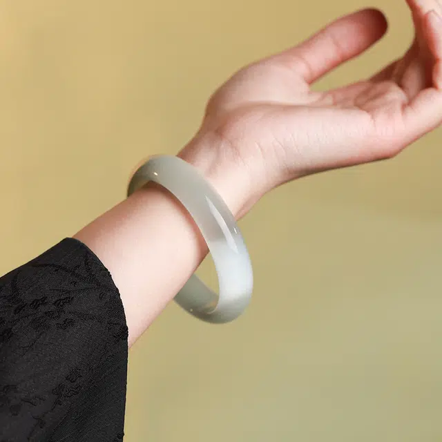 梨云暮雪 白月光 新中式 纯净气质 氛围感 简约优雅 人工猫眼石 琉璃 玉石手镯 女款