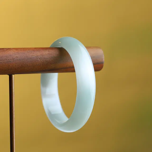 梨云暮雪 白月光 新中式 纯净气质 氛围感 简约优雅 人工猫眼石 琉璃 玉石手镯 女款