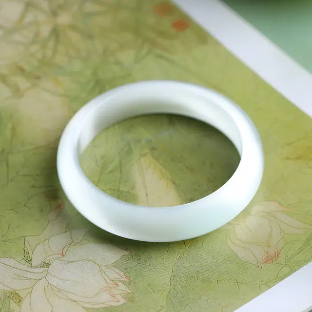 梨云暮雪 白月光 新中式 纯净气质 氛围感 简约优雅 人工猫眼石 琉璃 玉石手镯 女款