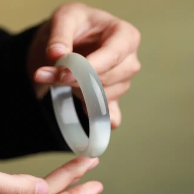 梨云暮雪 白月光 新中式 纯净气质 氛围感 简约优雅 人工猫眼石 琉璃 玉石手镯 女款