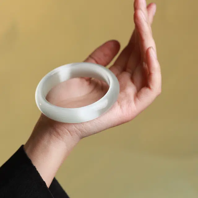 梨云暮雪 白月光 新中式 纯净气质 氛围感 简约优雅 人工猫眼石 琉璃 玉石手镯 女款