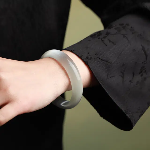 梨云暮雪 白月光 新中式 纯净气质 氛围感 简约优雅 人工猫眼石 琉璃 玉石手镯 女款