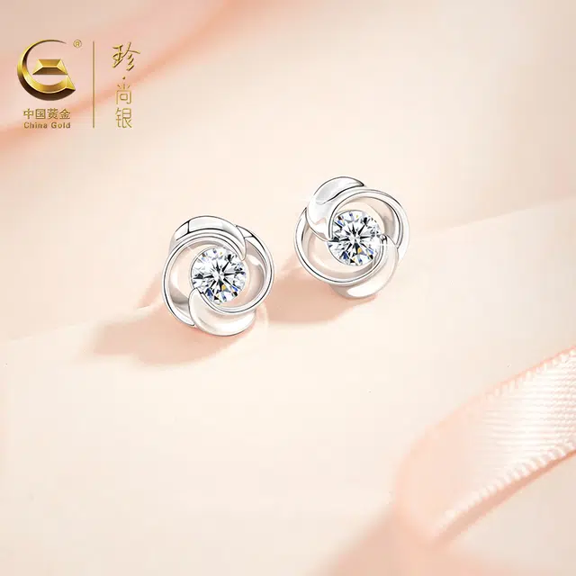 中国黄金 珍·尚银 四叶草莫比乌斯无限循环 小众百搭简约轻奢设计 日常通勤不撞款浪漫闪耀 时尚气质养耳洞 足银 耳钉 女款 礼盒