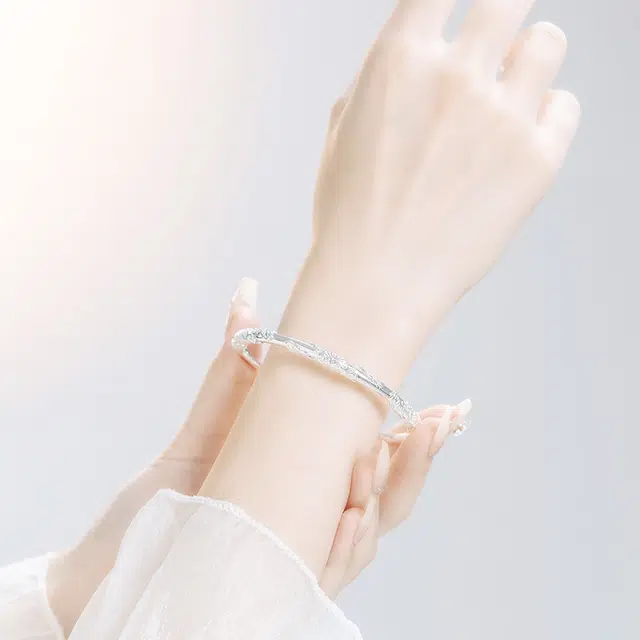 银千惠 新中式繁花似锦花丝浮雕镯子国潮花开富贵铃铛福牌流苏平安喜乐纳福手环好运 小众轻奢高级感复古闺蜜送礼生日可调首饰 手镯 女款