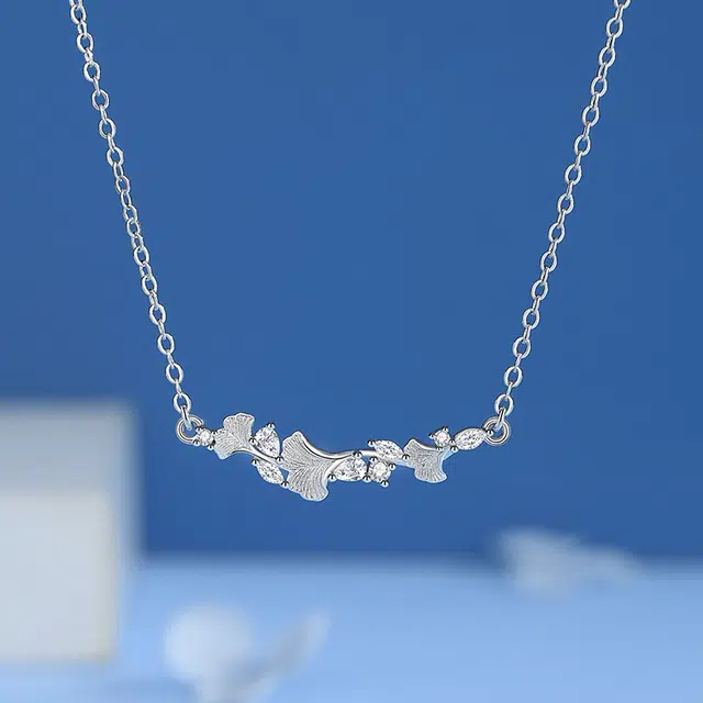 银千惠 新中式三生有幸小幸运银杏锁骨链 小众设计送礼女友生日纪念日简约百搭吊坠 好运 紫藤花微笑宝石镶嵌闪耀吸睛 项链 女款 礼盒装