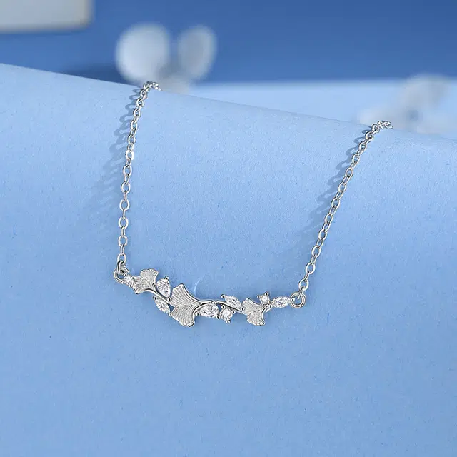 银千惠 新中式三生有幸小幸运银杏锁骨链 小众设计送礼女友生日纪念日简约百搭吊坠 好运 紫藤花微笑宝石镶嵌闪耀吸睛 项链 女款 礼盒装