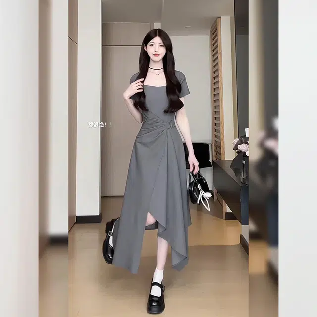 松本丧丧 简约设计褶皱收腰方领斜纹收腰短袖连衣裙 女款