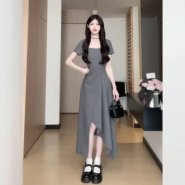 松本丧丧 简约设计褶皱收腰方领斜纹收腰短袖连衣裙 女款