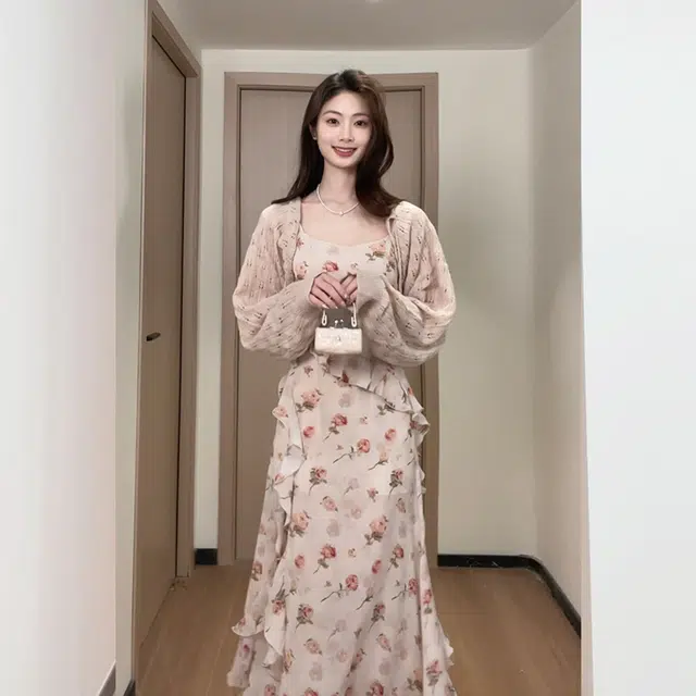 松本丧丧 优雅碎花舒适修身荷叶边不规则设计感修身高腰百搭裙子吊带连衣裙 女款 杏粉色