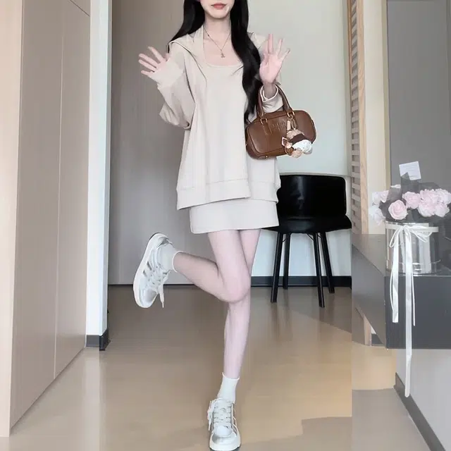 松本丧丧 早秋季日韩系气质简约高级感卫衣女设计感显瘦收腰吊带裙装套装裙 女款