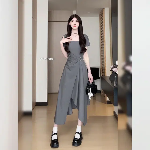 松本丧丧 简约设计褶皱收腰方领斜纹收腰短袖连衣裙 女款