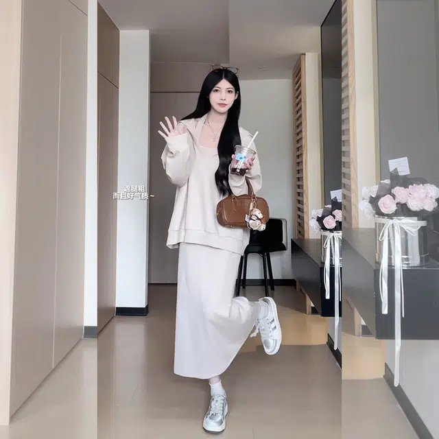 松本丧丧 早秋季日韩系气质简约高级感卫衣女设计感显瘦收腰吊带裙装套装裙 女款