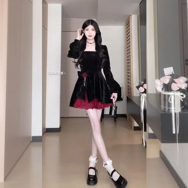 松本丧丧 细钻玫瑰丝绒开叉设计复古时尚收腰显瘦长袖连衣裙 女款 黑色