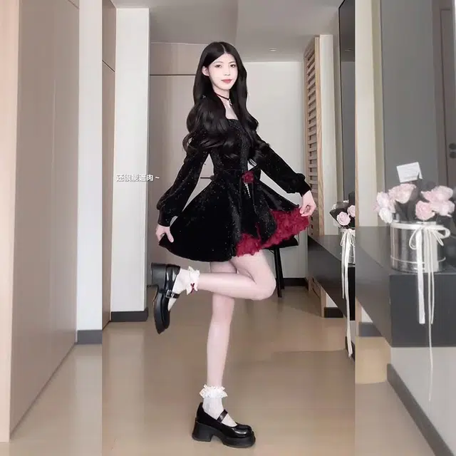 松本丧丧 细钻玫瑰丝绒开叉设计复古时尚收腰显瘦长袖连衣裙 女款 黑色