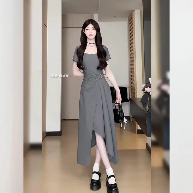 松本丧丧 简约设计褶皱收腰方领斜纹收腰短袖连衣裙 女款