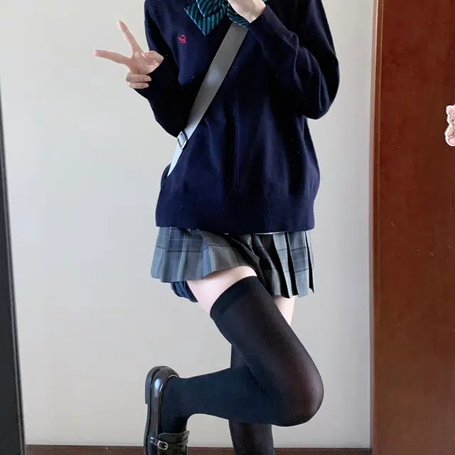 东鲸岁时记 学院风纯色套头休闲舒适百搭毛衣 女款 深海鲸