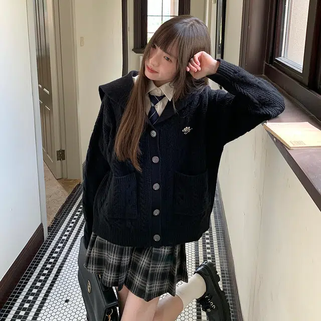 东鲸岁时记 复古绞花宽松刺绣海军领针织衫 女款 黑色
