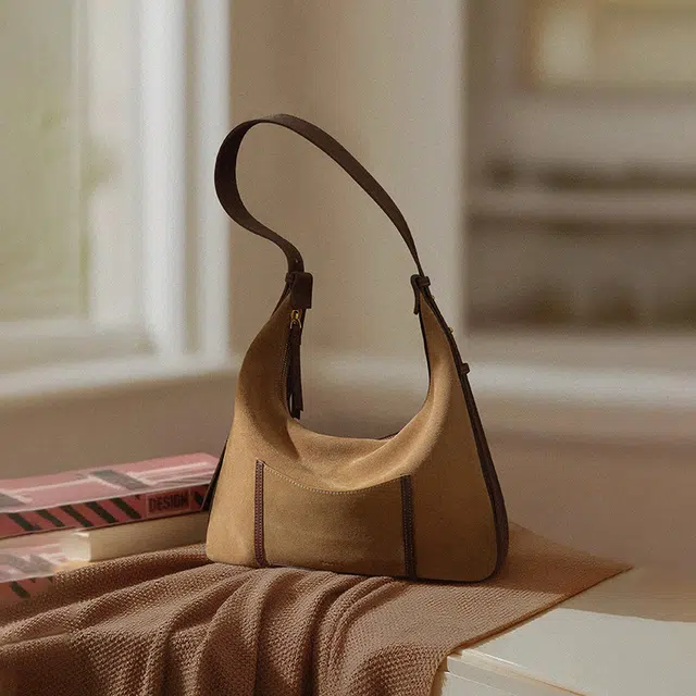 妙迪 早秋人气款冬季琥珀流光复古托特包 牛剖层革 单肩包 常规 女款 焦糖棕