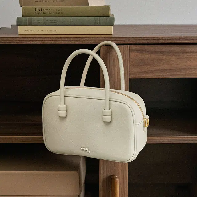 妙迪 小众设计时尚百搭精致少女上班通勤植鞣皮保龄球包学院风波士顿枕头包 牛皮 手提单肩斜挎包 常规 女款 奶昔白/曜石黑