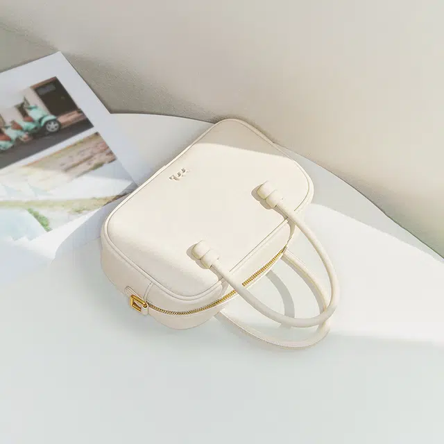 妙迪 小众设计时尚百搭精致少女上班通勤植鞣皮保龄球包学院风波士顿枕头包 牛皮 手提单肩斜挎包 常规 女款 奶昔白/曜石黑