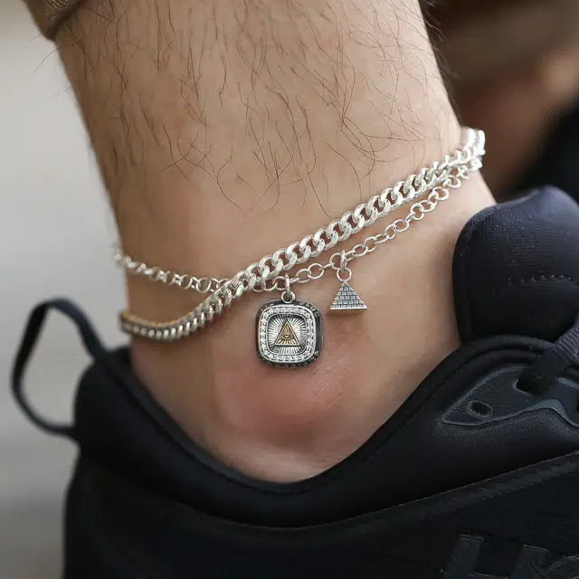 925