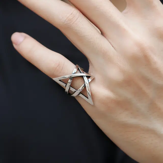 925