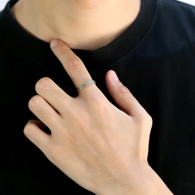 925