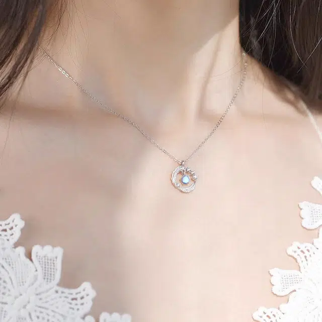 925
