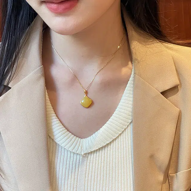 琳琯瑛 新中式国风小众设计高级感轻奢气质四方平安牌吊坠 蜜蜡 项链 女款