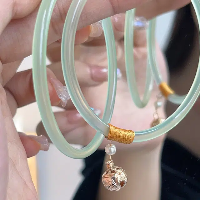 琳琯瑛 祥纹春水绿叮当镯一对带可爱铃铛 合金 玉石手镯 女款 玉髓