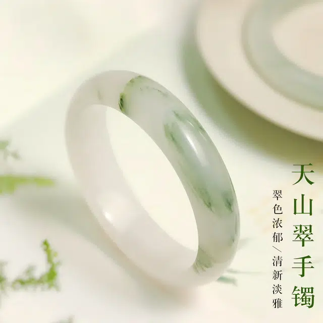 匠锁心玉 青山黛翠玉贵妃正圈镯 不知春白月光 新中式国潮古风 清冷优雅高级感 气质温婉 素圈显白 天山翠 手镯 男女同款情侣款