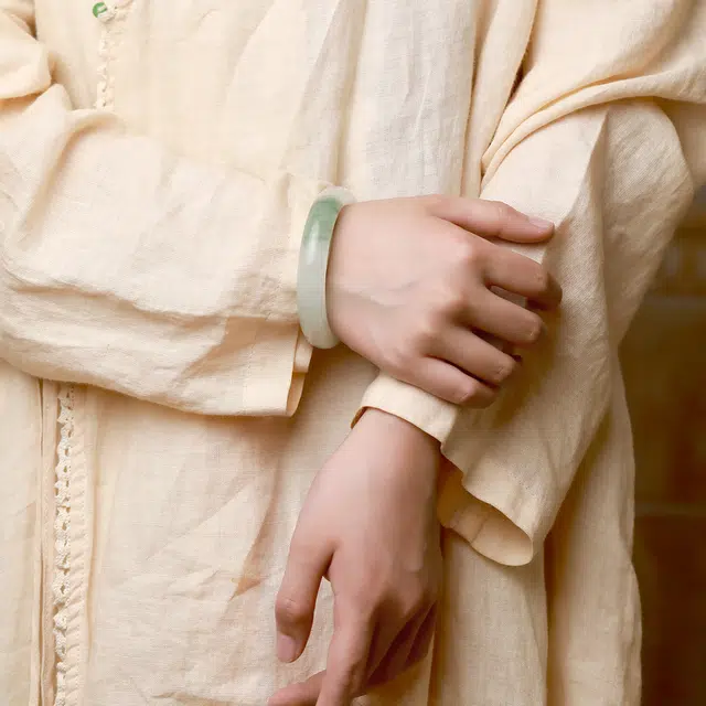 匠锁心玉 山水相依青山黛贵妃镯 新中式 国潮国风 清冷感 翠绿如画 轻奢高级感 天山翠 手镯 女款