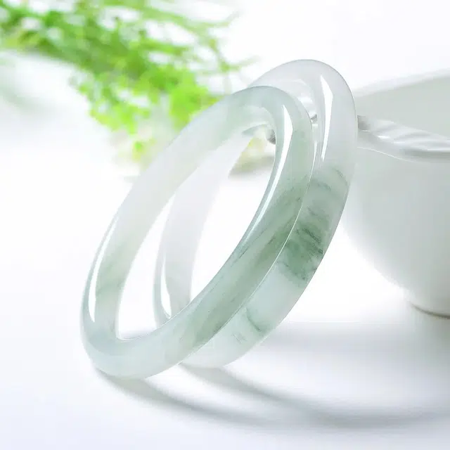 匠锁心玉 青山黛翠玉美人镯 水润清透 新中式 国潮风 汉服旗袍 时尚百搭 清冷典雅高级感 气质温婉 素圈手饰显白#好运 天山翠 手镯 女款