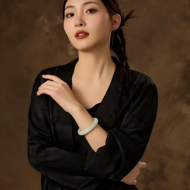 匠锁心玉 【清冷感玉镯】青山黛翠玉贵妃正圈镯 白月光 新中式国潮古风 清冷优雅高级感 气质温婉 素圈手饰显白#好运 天山翠 手镯 女款