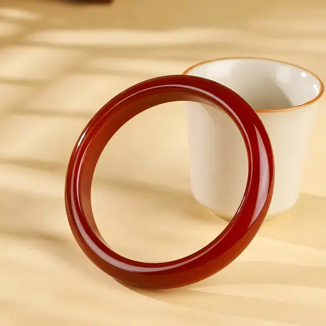 匠锁心玉 朱红玉镯 鸿运圆满 水润清透 新中式 国潮国风 汉服旗袍 时尚百搭 清冷典雅高级感 气质温婉 素圈手饰显白#好运 玉髓 手镯 女款