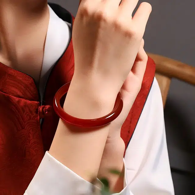 匠锁心玉 朱红玉镯 鸿运圆满 水润清透 新中式 国潮国风 汉服旗袍 时尚百搭 清冷典雅高级感 气质温婉 素圈手饰显白#好运 玉髓 手镯 女款