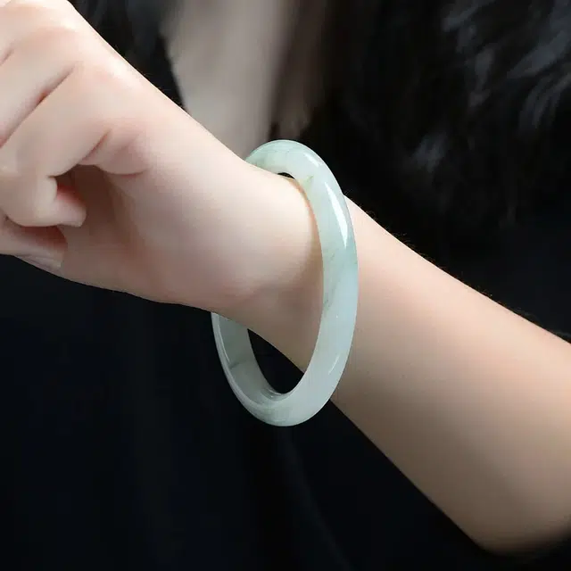 匠锁心玉 青山黛翠玉美人镯 水润清透 新中式 国潮风 汉服旗袍 时尚百搭 清冷典雅高级感 气质温婉 素圈手饰显白#好运 天山翠 手镯 女款