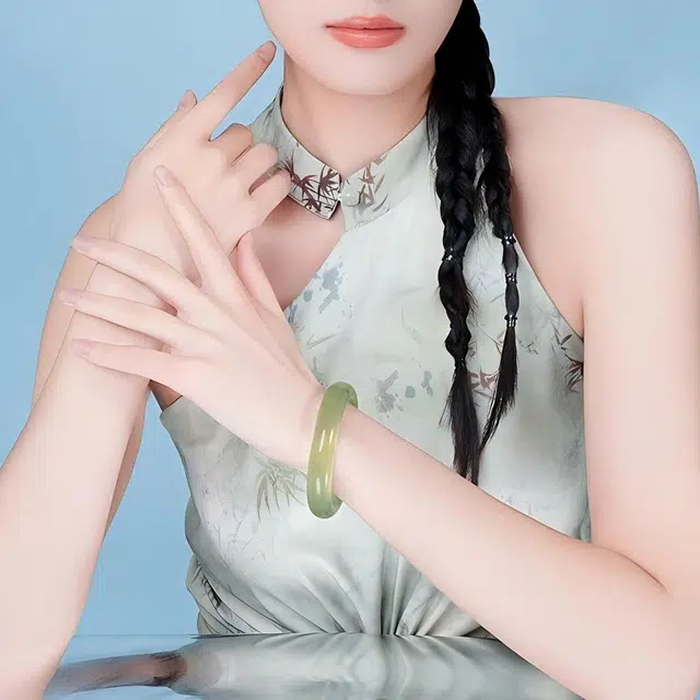 匠锁心玉 荧光油青青山黛 新中式 国潮国风 小众 轻奢高级感 平安纳福 古风温婉 典雅大方 岫玉（蛇纹石玉） 手镯 女款