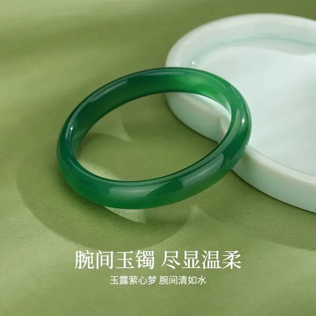 匠锁心玉 菠菜绿贵妃玉镯 水润清透 新中式 简约大气 国潮国风  时尚百搭 清冷典雅高级感 气质温婉 素圈手饰显白#好运天然 玉髓 手镯 女款