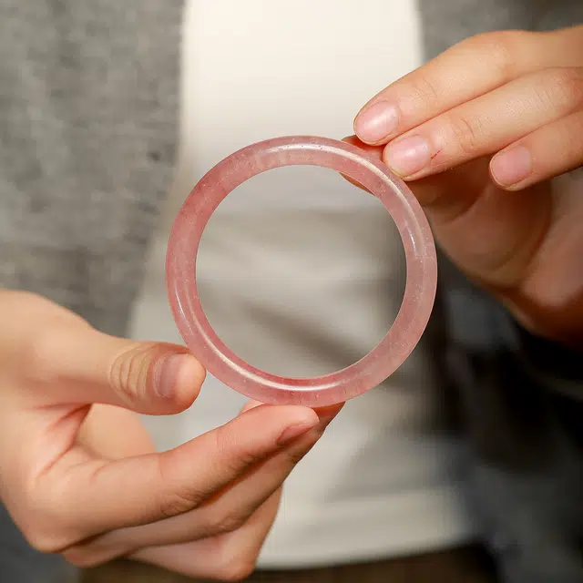 匠锁心玉 草莓晶美人镯 古风温婉 国风国潮 新中式 轻奢高级 水晶 玉石手镯 女款 水晶