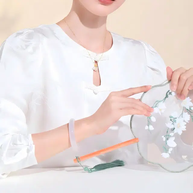 匠锁心玉 白月光 水润清透如月如岚国潮古典新中式精致轻奢高级清冷感温润气质典雅小众旗袍汉服百搭素圈浪漫告白#好运天然 玉髓 手镯 女款