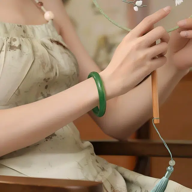 匠锁心玉 菠菜绿贵妃玉镯 水润清透 新中式 简约大气 国潮国风  时尚百搭 清冷典雅高级感 气质温婉 素圈手饰显白#好运天然 玉髓 手镯 女款