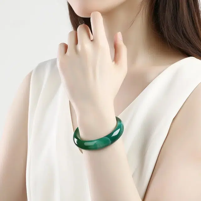 匠锁心玉 远山黛菠菜绿宽版玉镯 水润清透 新中式 国潮风 汉服旗袍 时尚百搭 清冷典雅高级感 气质温婉 素圈手饰显白#好运 玛瑙 手镯 女款