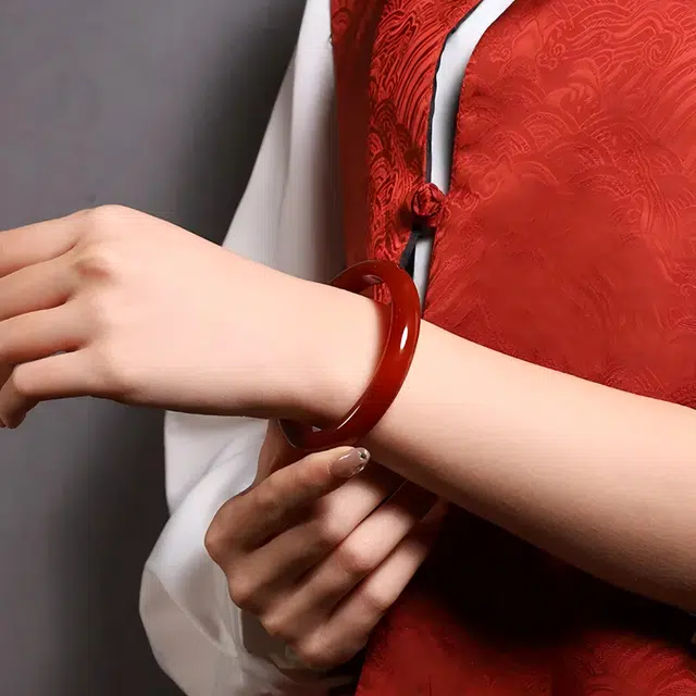 匠锁心玉 朱红玉镯 鸿运圆满 水润清透 新中式 国潮国风 汉服旗袍 时尚百搭 清冷典雅高级感 气质温婉 素圈手饰显白#好运 玉髓 手镯 女款