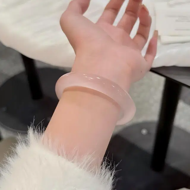 匠锁心玉 蜜桃粉美人镯 新中式国潮国风 小众典雅 吉祥如意轻奢高级清冷感 极简风 潮流年轻气质百搭 温润手饰显白#好运 琉璃 手镯 女款