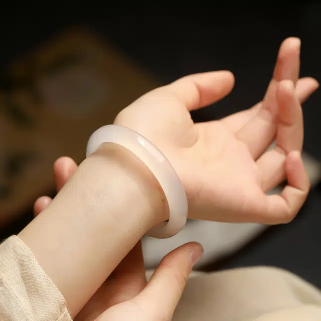 匠锁心玉 白月光 荔枝冻 新中式 国潮国风 清冷感 小众轻奢高级感 水润显白 玉髓 手镯 女款