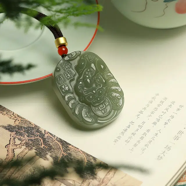 匠锁心玉 招财进宝貔貅牌 新中式 国潮国风 典雅 古风温婉 招财纳福 转运 和田玉 项链 男女同款情侣款 青玉
