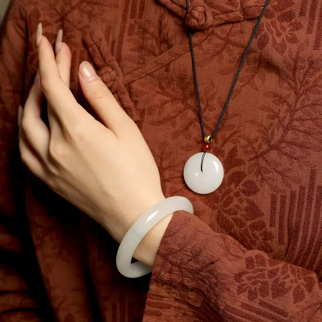 匠锁心玉 青山黛贵妃镯 微翠  新中式 国潮国风 小众设计 轻奢高级 气质 古风温婉 天山翠 玉石手镯 女款